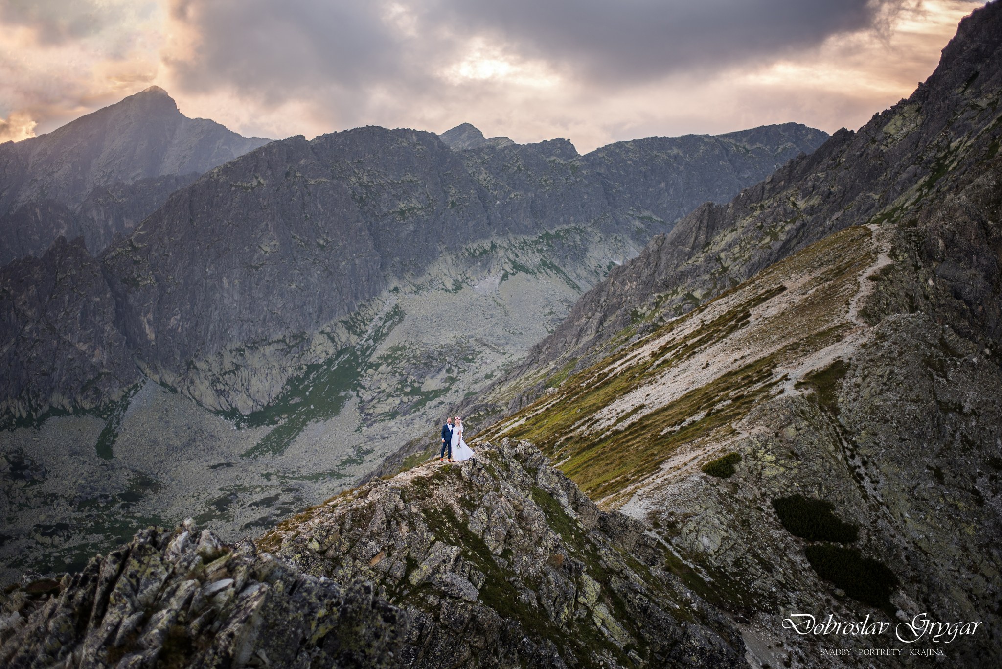 Svadobný portrét pri západe slnka v horách - Predné Solisko - Vysoké Tatry | Fotograf na svadbu Dobroslav Grygar